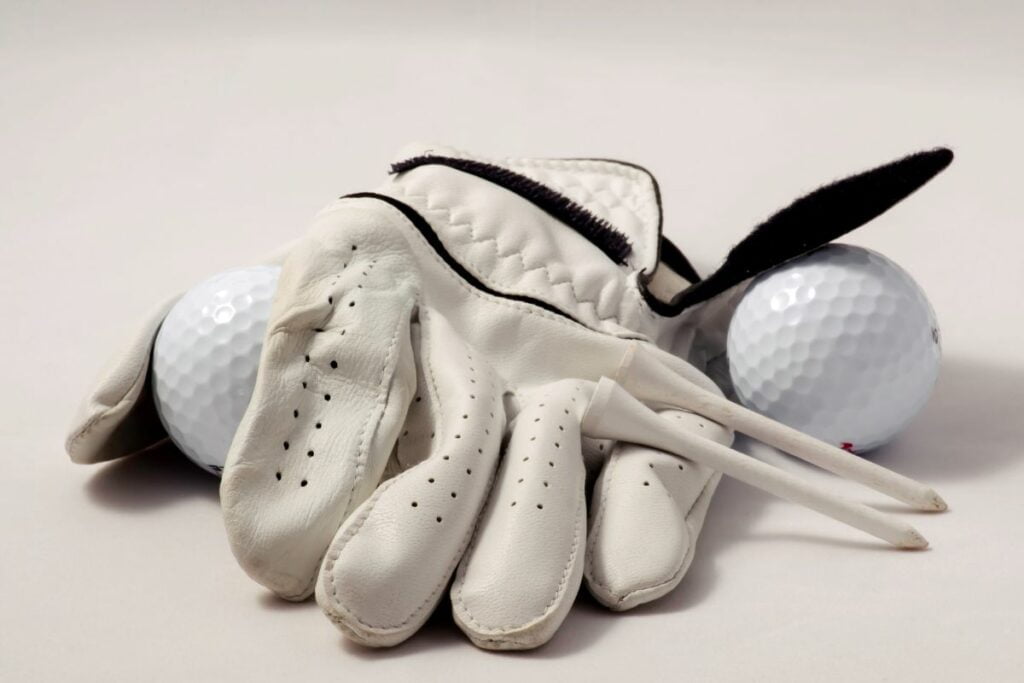 what hand does a golf glove go on